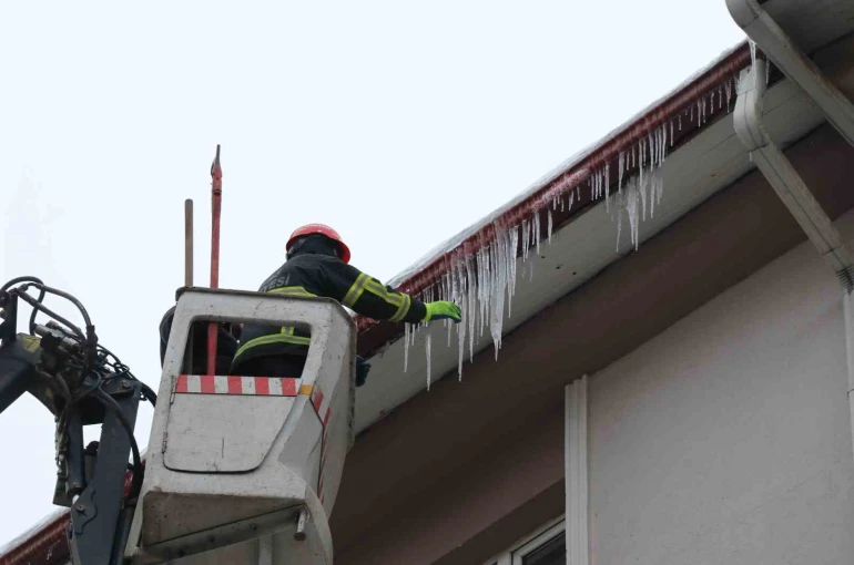 Sibirya soğukları buz sarkıtları oluşturdu, ekipler harekete geçti 