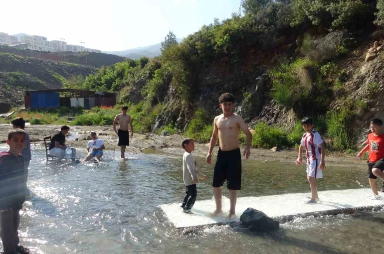 Sıcak havadan bunalan çocuklar derede serinledi 