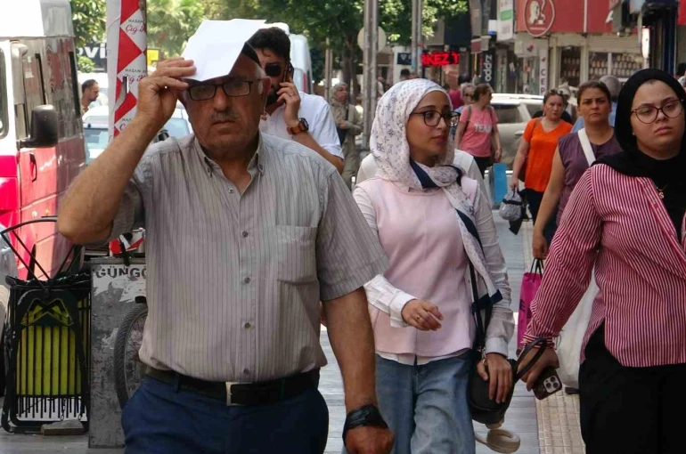 Sıcak ve nem hayatı olumsuz etkiliyor: Uzmanlar bol su tüketilmesini öneriyor 