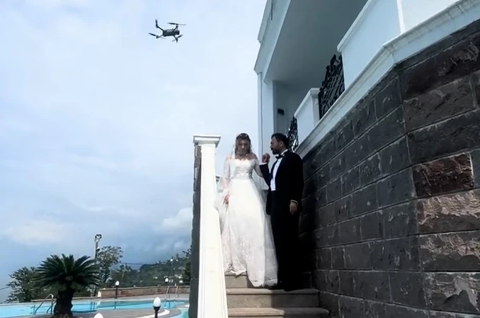 Sıcaktan bunalan gelini dron ile serinletti