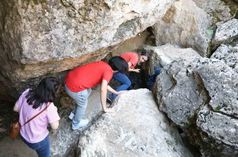 Sıcaktan bunalanlar Buzluk Mağarası’na akın etti 