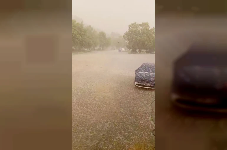 Şiddetli doluyu hem kaydetti hem dua etti 