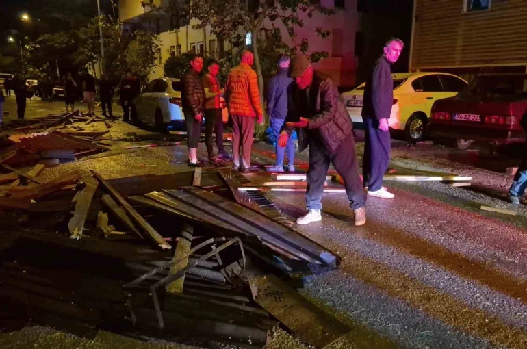Şiddetli fırtına evin çatısını uçurdu, 6 araç hasar gördü... O anlar kamerada 