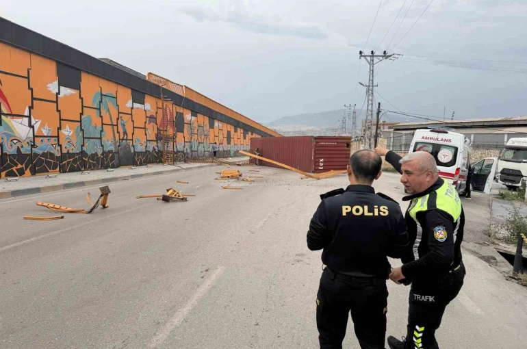 Şiddetli fırtınanın tırda taşınan konteyneri uçurduğu anlar kamerada 