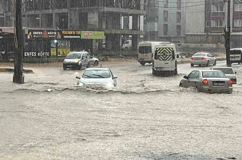 Şiddetli yağış sele neden oldu, göle dönen yollarda araçlar mahsur kaldı