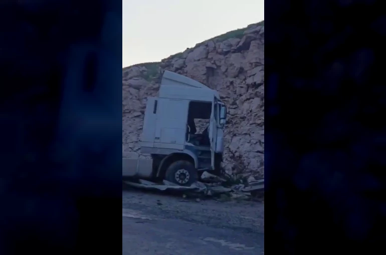 Siirt-Batman kara yolunda yoldan çıkan tır kaza yaptı: 1 yaralı 