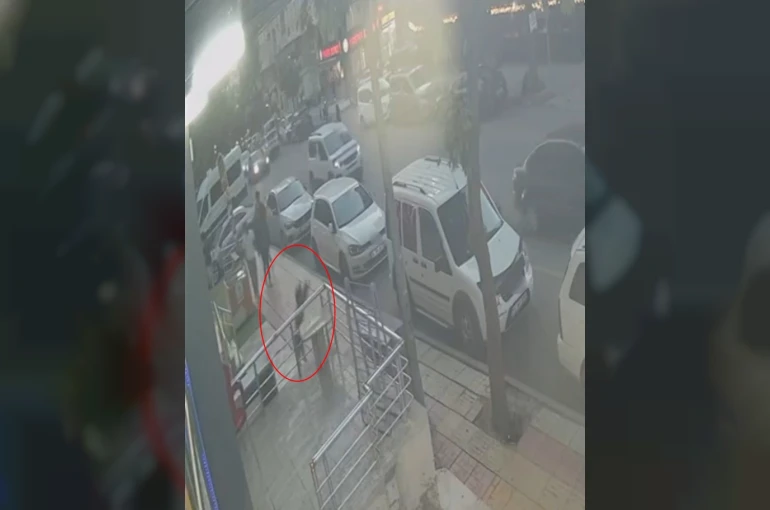 Siirt’te 2 yaşındaki çocuk birinci kattan düşerek yaralandı 