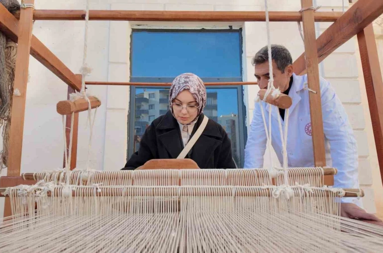 Siirt’te 24 öğretmen, Atatürk portresine 24 ilmek attı 