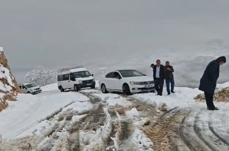 Siirt’te 45 yolu ulaşıma kapandı, yolda kalan bazı araçlar kurtarıldı 