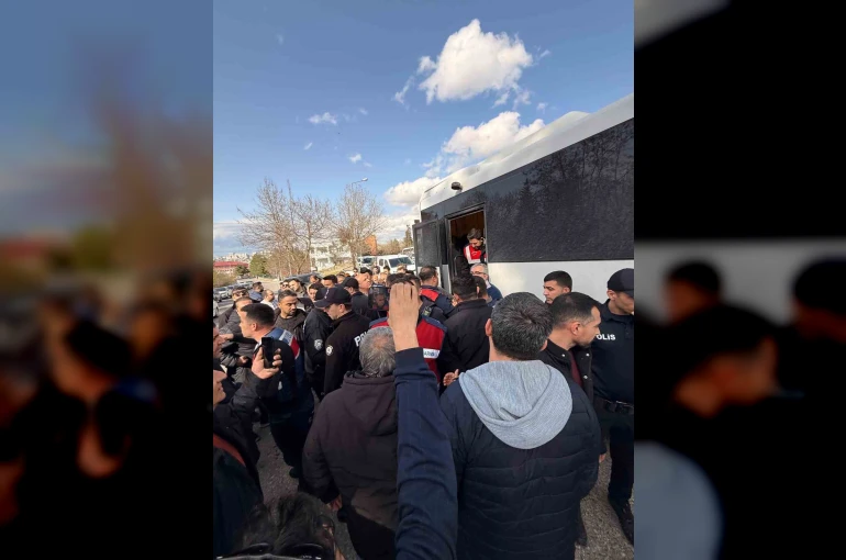 Siirt’te annesinin cenaze törenine katılan Fadıl Akgündüz ile ekipler arasında tartışma 