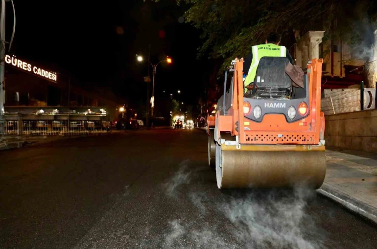 Siirt’te asfalt mesaisi gece de sürüyor 