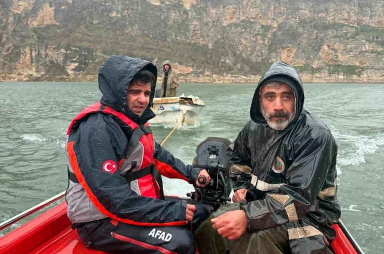 Siirt’te baraj gölünde mahsur kalan iki kişi kurtarıldı 