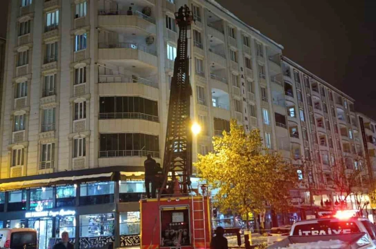 Siirt’te çatılardaki kat kütleleri itfaiye ekipleri tarafından temizlendi 