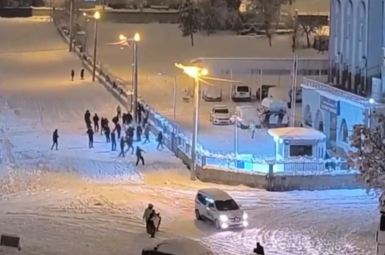 Siirt’te çocuklar kartoplarını karakola attı, polisler karşılık verince renkli görüntüler oluştu 