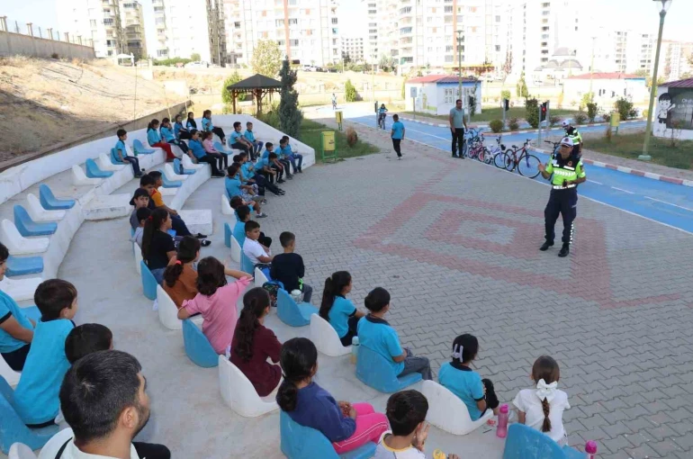Siirt’te çocuklar trafik kurallarını eğlenerek öğreniyor 
