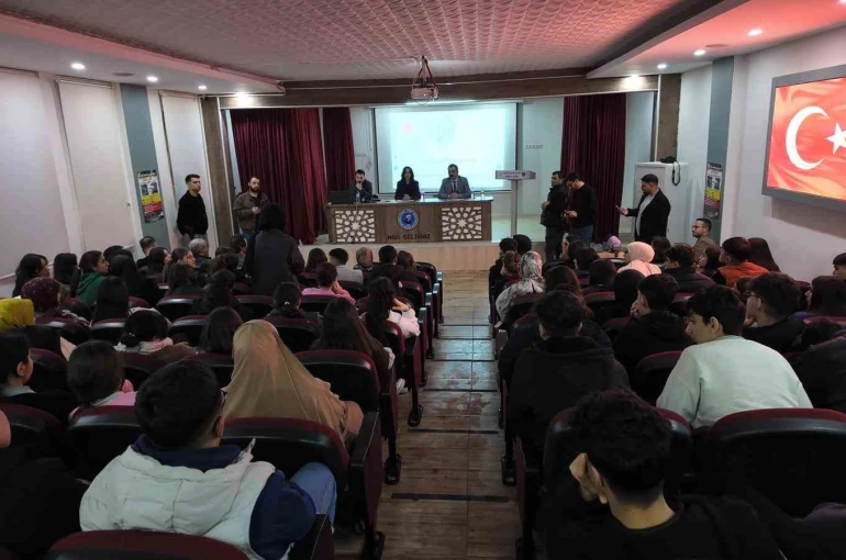 Siirt’te cumhuriyet savcıları lise öğrencilerini ‘dolandırıcılık’ konusunda bilgilendirdi