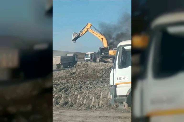 Siirt’te demir yolu inşaatında iş makinesi yandı