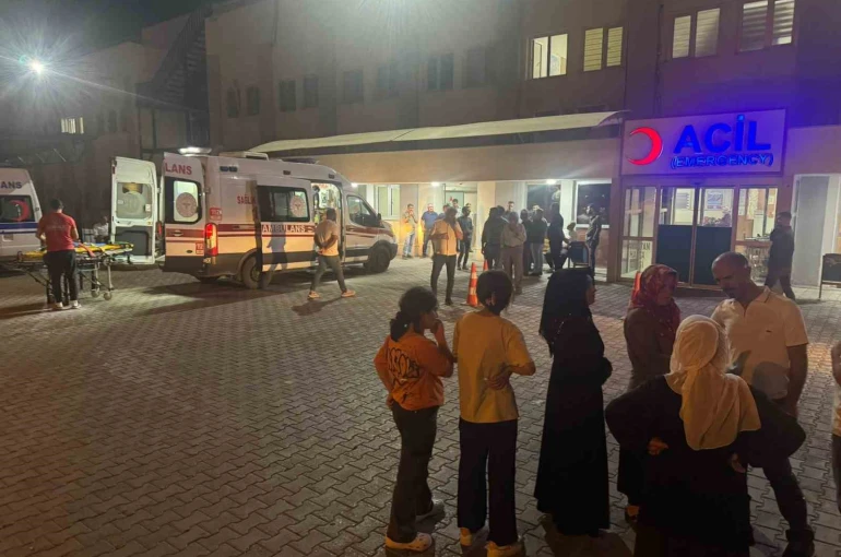 Siirt’te fıstık işçilerini taşıyan minibüs ile hafif ticari araç çarpıştı: 7 yaralı 