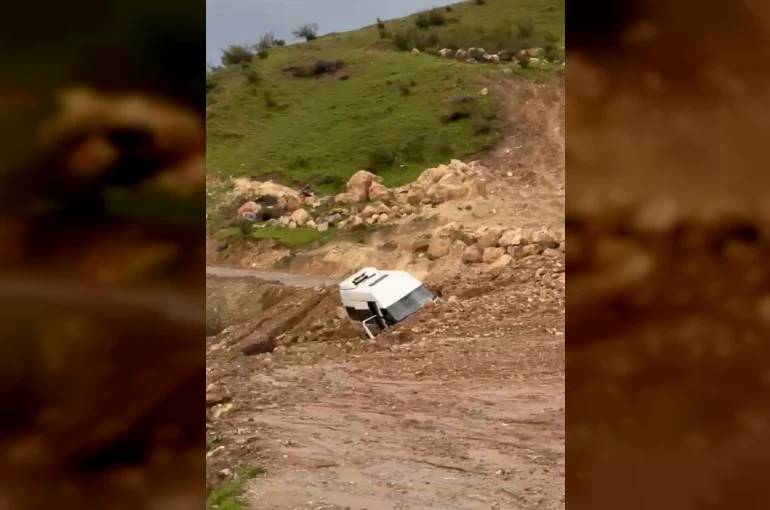 Siirt’te heyelan: Minibüs mahsur kaldı