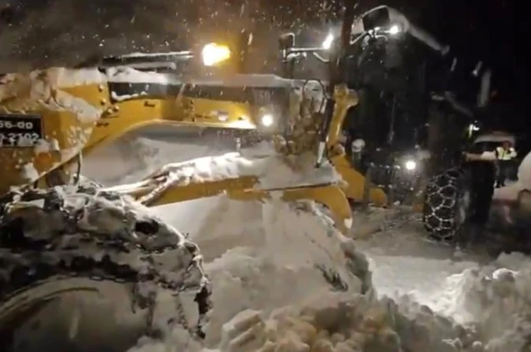 Siirt’te kardan dolayı yolda kalan aile kurtarıldı, yeni doğan bebek hastaneye ulaştırıldı 