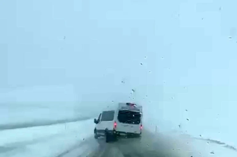 Siirt’te minibüsün kıl payı atlattığı kaza kamerada 