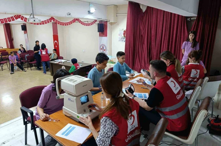 Siirt’te ortaokul öğrencilerine göz sağlığı taraması 