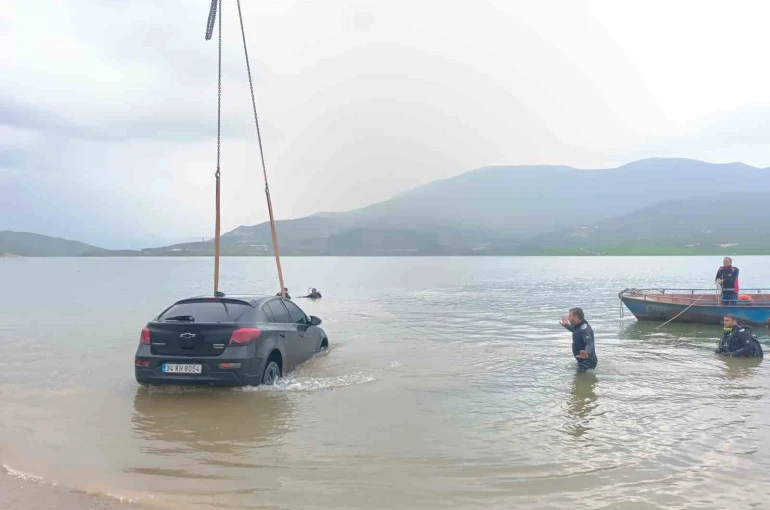 Siirt’te otomobil baraj gölüne düştü 