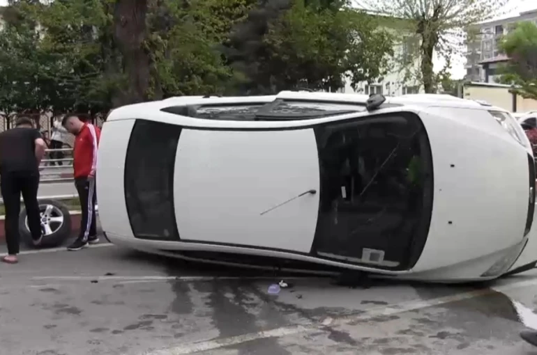 Siirt’te otomobil refüje çarptı: 3 yaralı 