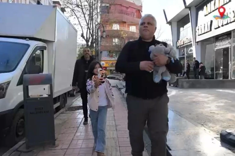 Siirt’te polislerin çocuklara sosyal deney çalışmasında renkli görüntüler ortaya çıktı 