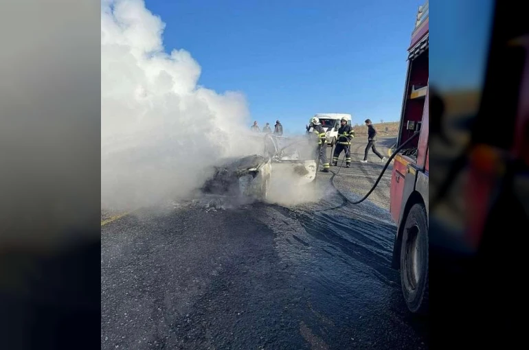 Siirt’te seyir halindeki otomobil alev aldı: 4 kişilik aile son anda kurtuldu 