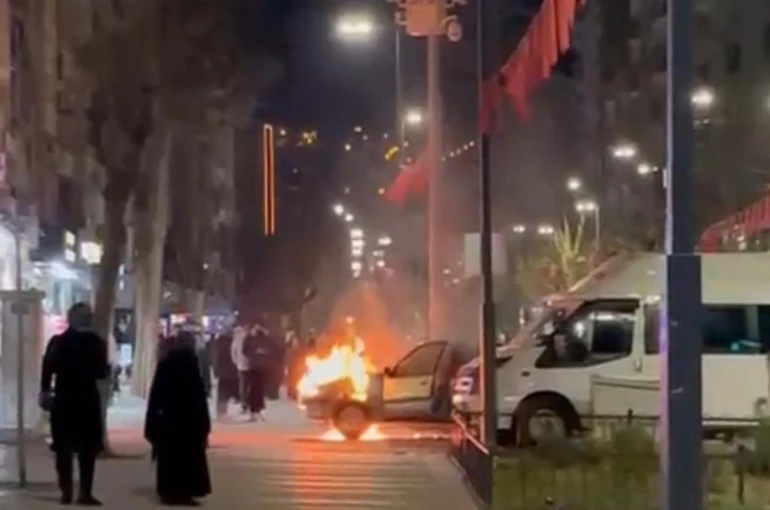 Siirt’te seyir halindeki otomobil alev alev yandı