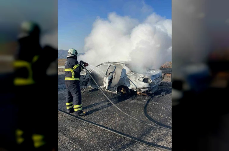 Siirt’te seyir halindeki otomobil alev topuna döndü 