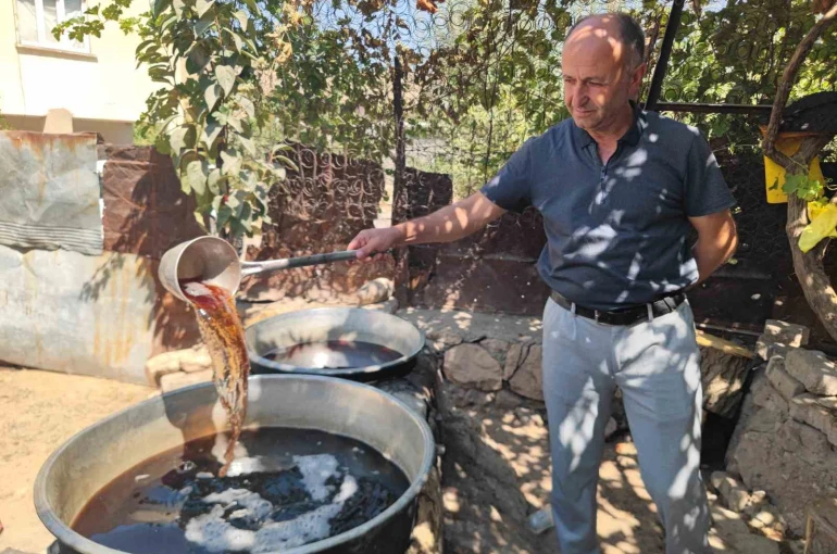 Siirt’te sinceri üzümünden pekmez yapımına başlandı 