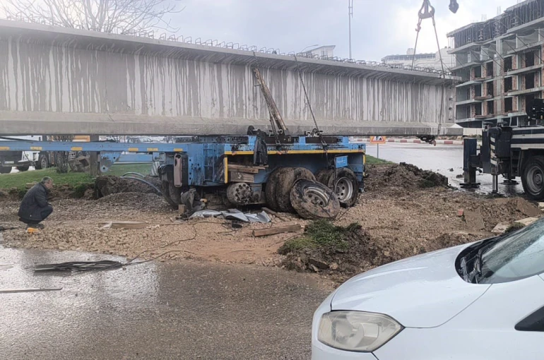 Siirt’te tıra yüklü 50 metrelik köprü kirişi kavşakta takılı kaldı: Yol saatlerdir ulaşıma kapalı