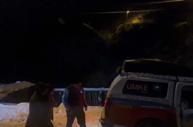 Siirt’te UMKE ekipleri kar ve tipiye rağmen hastalara yetişmeye çalışıyor 