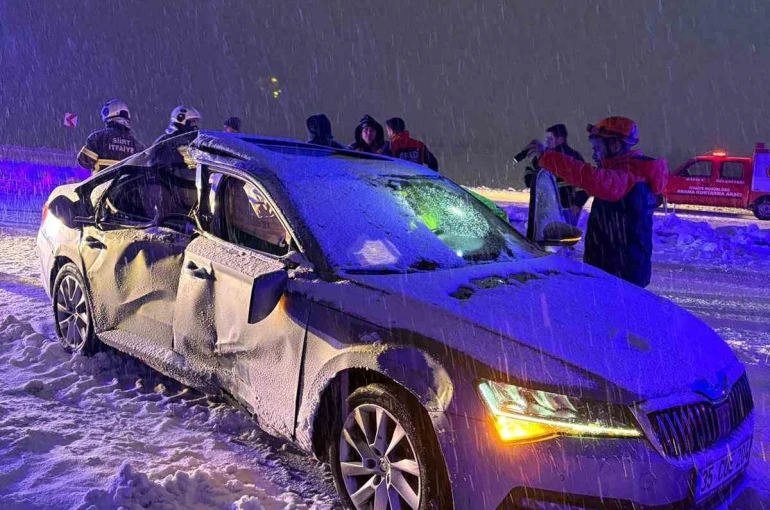 Siirt’te yol çalışması yapan araç ile otomobil çarpıştı: 1 ölü, 4 yaralı 