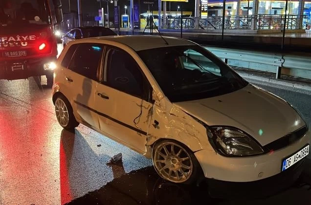 Sıkıştırılan otomobil takla attı: 4 yaralı, sürücü firarda 