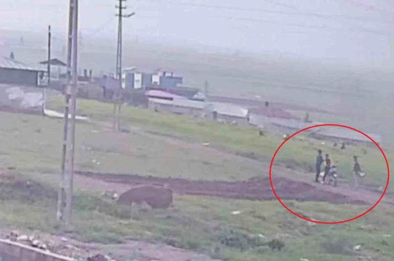 Silahla çevreye defalarca ateş eden 3 çocuğun hayrete düşüren anları kamerada 