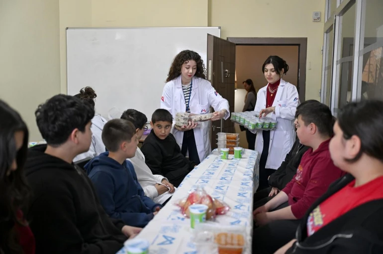 Silifke’de aşhaneden her gün yüzlerce kişiye sıcak yemek desteği 