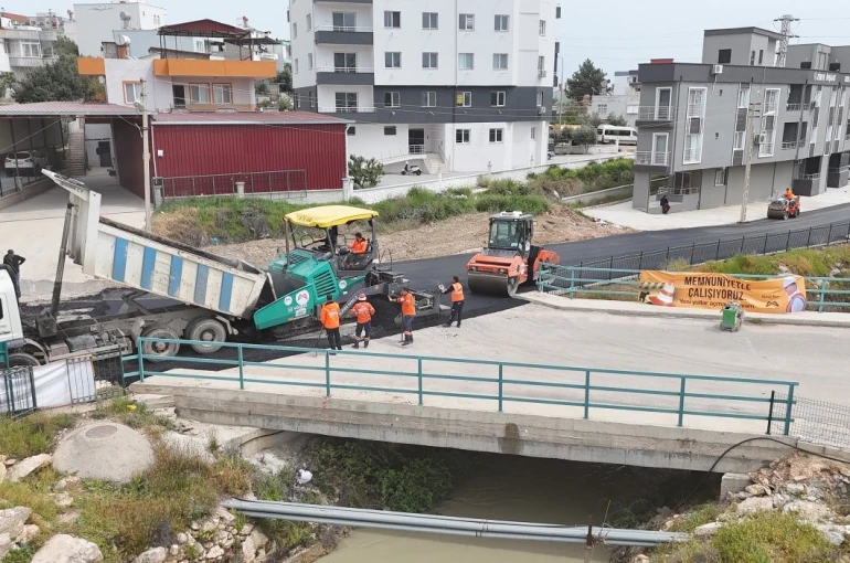 Silifke’de yollar sıcak asfaltla yenilendi
