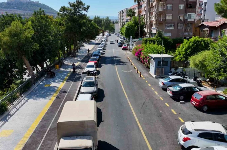 Silifke’nin en işlek caddesi Abdi İpekçi modern asfaltla yenilendi 