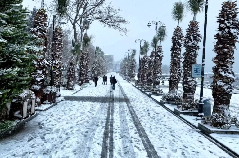 Silivri beyaz örtü ile kaplandı: Kar yağışı havadan görüntülendi