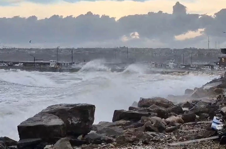 Silivri Sahilinde lodos alarmı: Dev dalgalar kıyıyı dövdü 