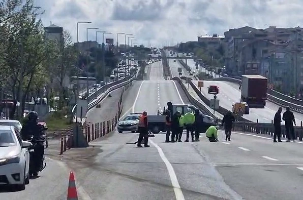 Silivri’de yola dökülen vidalar nedeniyle sürücüler zor anlar yaşadı 