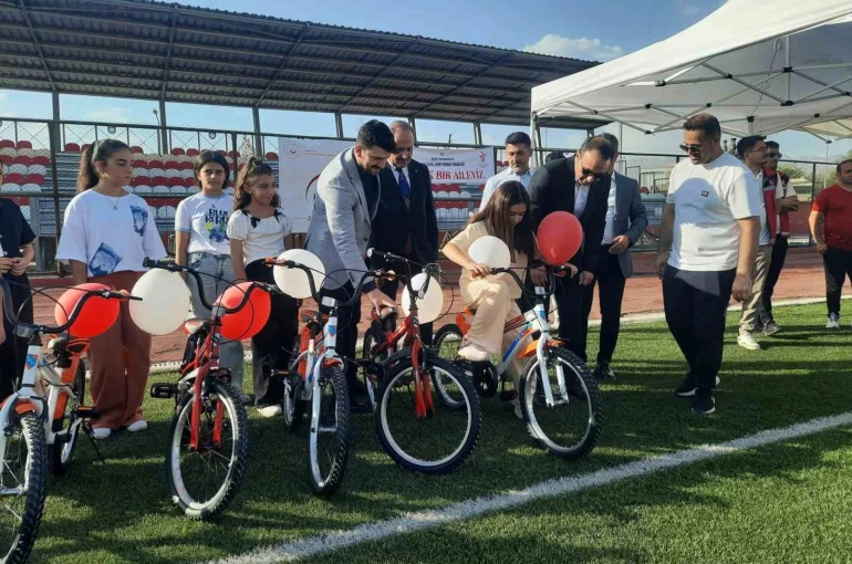 Silopi Kaymakamı Partal, başarılı öğrencilere bisiklet hediye etti 
