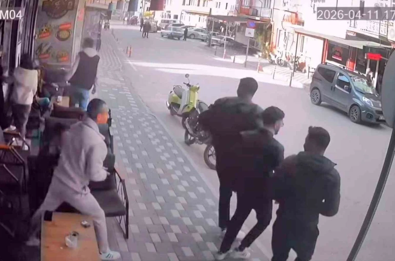 Simav’da 4.8 büyüklüğünde deprem anı kamerada 