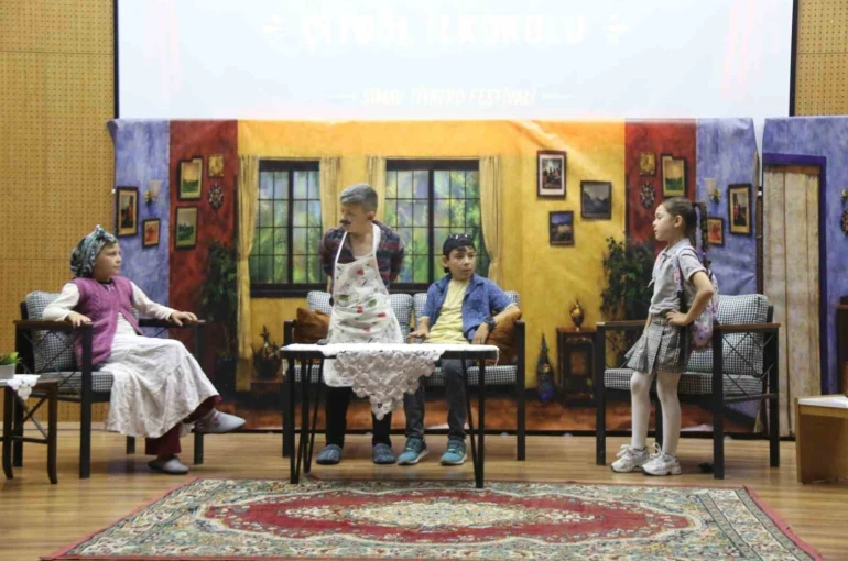 Simav’da "Aile" temalı tiyatro festivalinin ödül töreni düzenlendi