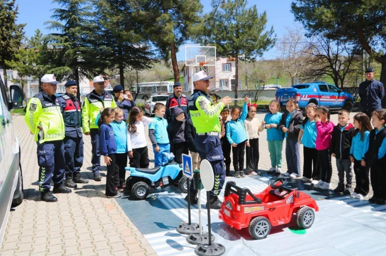 Simav’da öğrencilere trafik eğitimi 