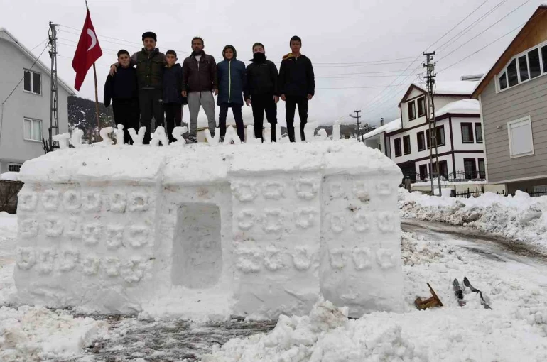 Şimdi de tarihi valilik binasını köylerine taşıdılar