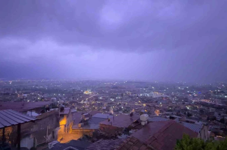 Şimşeklerin geceyi aydınlattığı Hatay’da dolu yağışı yolları göle çevirdi